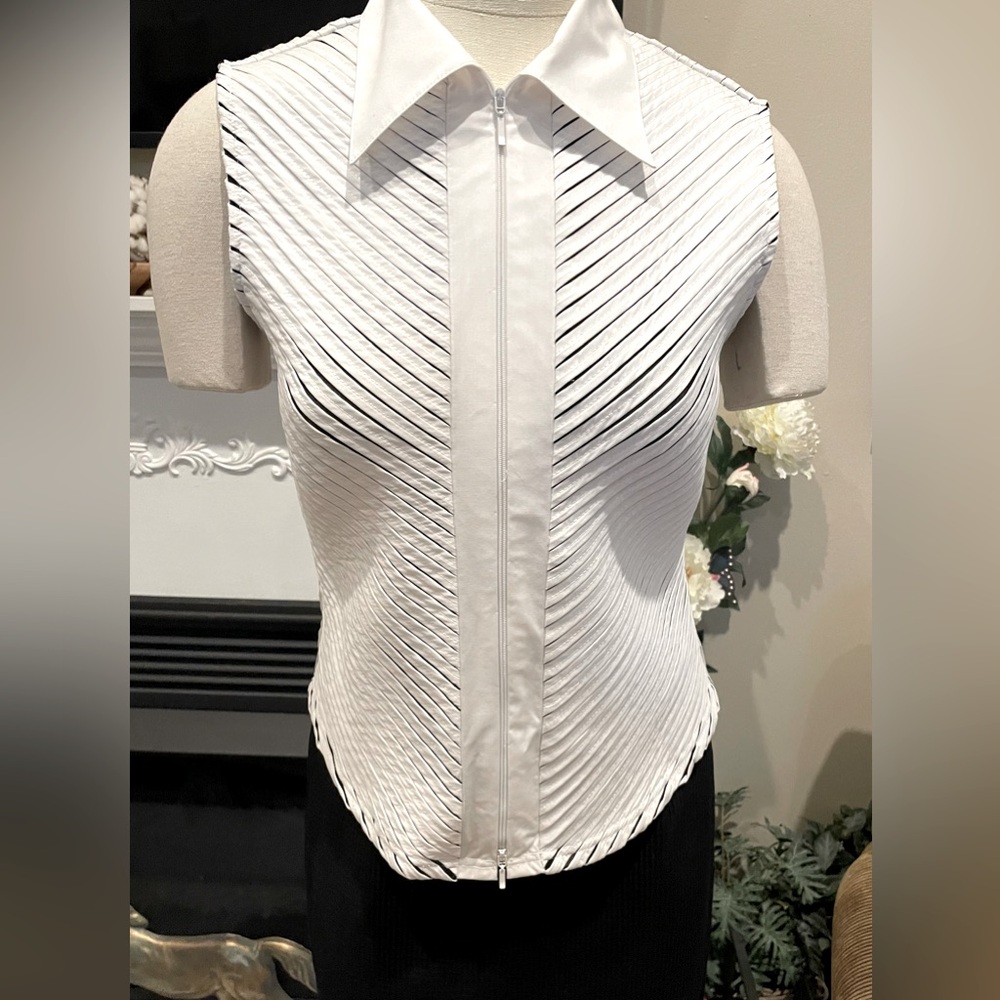 Beautiful detailed stretch cotton sleeveless blouse size Medium NWT